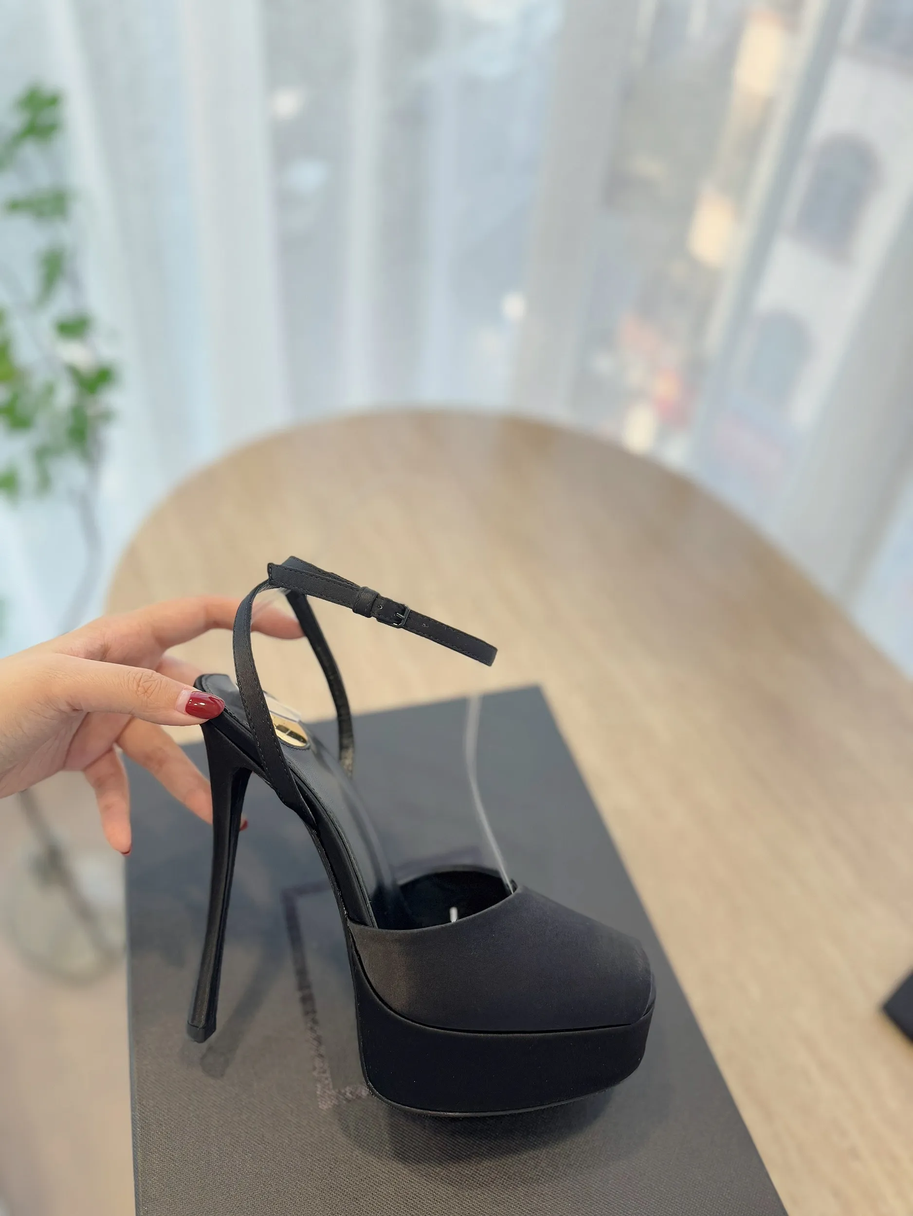 👟👟Ex-factory price 620👟👟 "SAINT LAUREN*" Saint Laurent ysl 25/spring and summer new catwalk high heels·new shoe style with 3 cm water platform. Only YSL understands women's hearts best and does not accept refutation. It is a super invincible feminine artifact and a must-have for women (z-product full-body customization, own molded toe hardware, perfect consistency). Compare the differences between pictures and goods on the market. ✔Upper: Customized imported silk, patent leather ✔Inner lining: imported sheepskin ✔Sole: imported genuine leather outsole ✔Heel height: 14cm ✔Number of yards: 35-39 (40.41.42 can be customized and non-returnable) (Full set of packaging)
